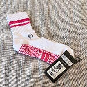 NWT ✨ Fabletics Powerhouse Quarter Crew Grip Sock